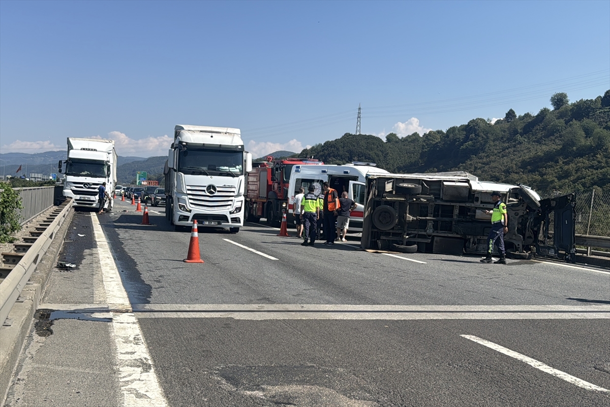 Düzce Anadolu Otoyolu'nda Zincirleme Kaza: 1 Yaralı, Ulaşım Aksadı