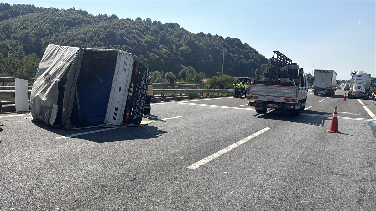 Düzce Anadolu Otoyolu'nda Zincirleme Kaza: 1 Yaralı, Ulaşım Aksadı