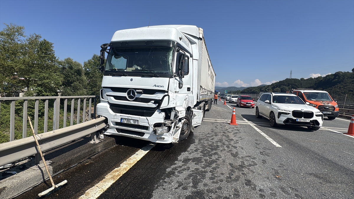 Düzce Anadolu Otoyolu'nda Zincirleme Kaza: 1 Yaralı, Ulaşım Aksadı