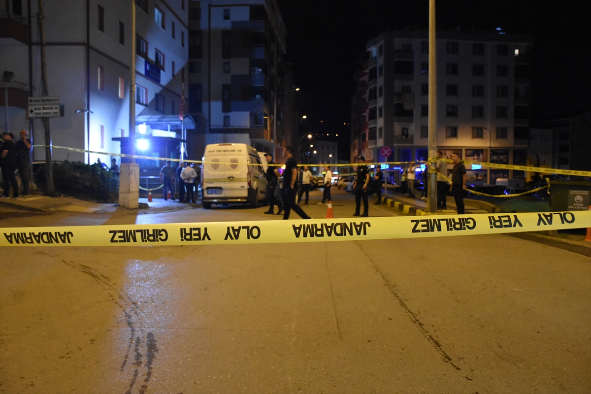 Trabzon'da ilçe emniyet müdürlüğü bahçesine İHA olduğu değerlendirilen cisim düştü