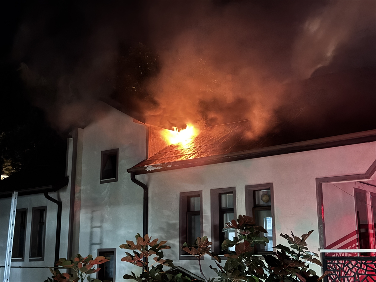 Sakarya Sapanca'da çıkan villa yangınında çatı katı hasar gördü