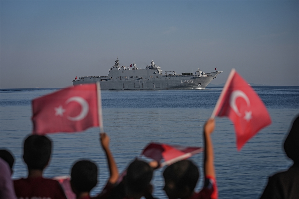 Türk donanmasının seçkin platformları "TEKNOFEST Mavi Vatan" öncesi Yalova'da selamlama geçişi yaptı