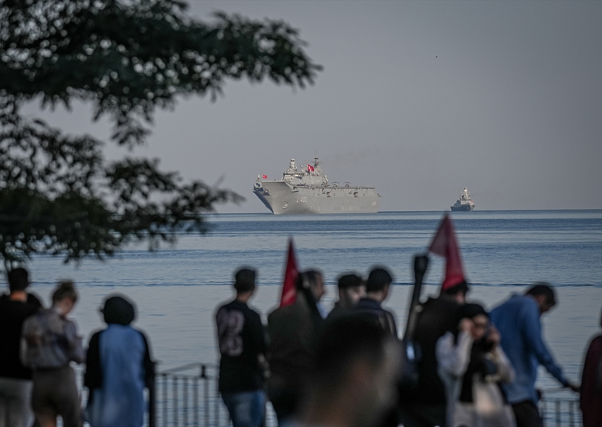 Türk donanmasının seçkin platformları "TEKNOFEST Mavi Vatan" öncesi Yalova'da selamlama geçişi yaptı