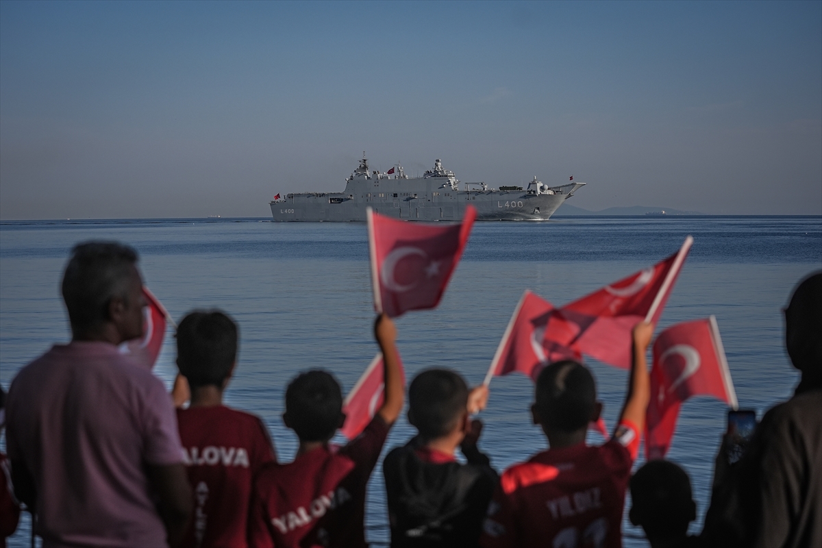 Türk donanmasının seçkin platformları "TEKNOFEST Mavi Vatan" öncesi Yalova'da selamlama geçişi yaptı
