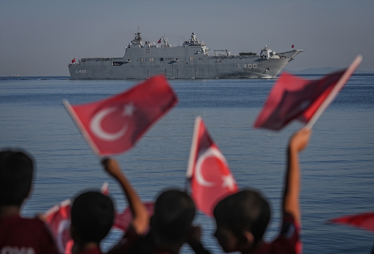 Türk donanmasının seçkin platformları "TEKNOFEST Mavi Vatan" öncesi Yalova'da selamlama geçişi yaptı