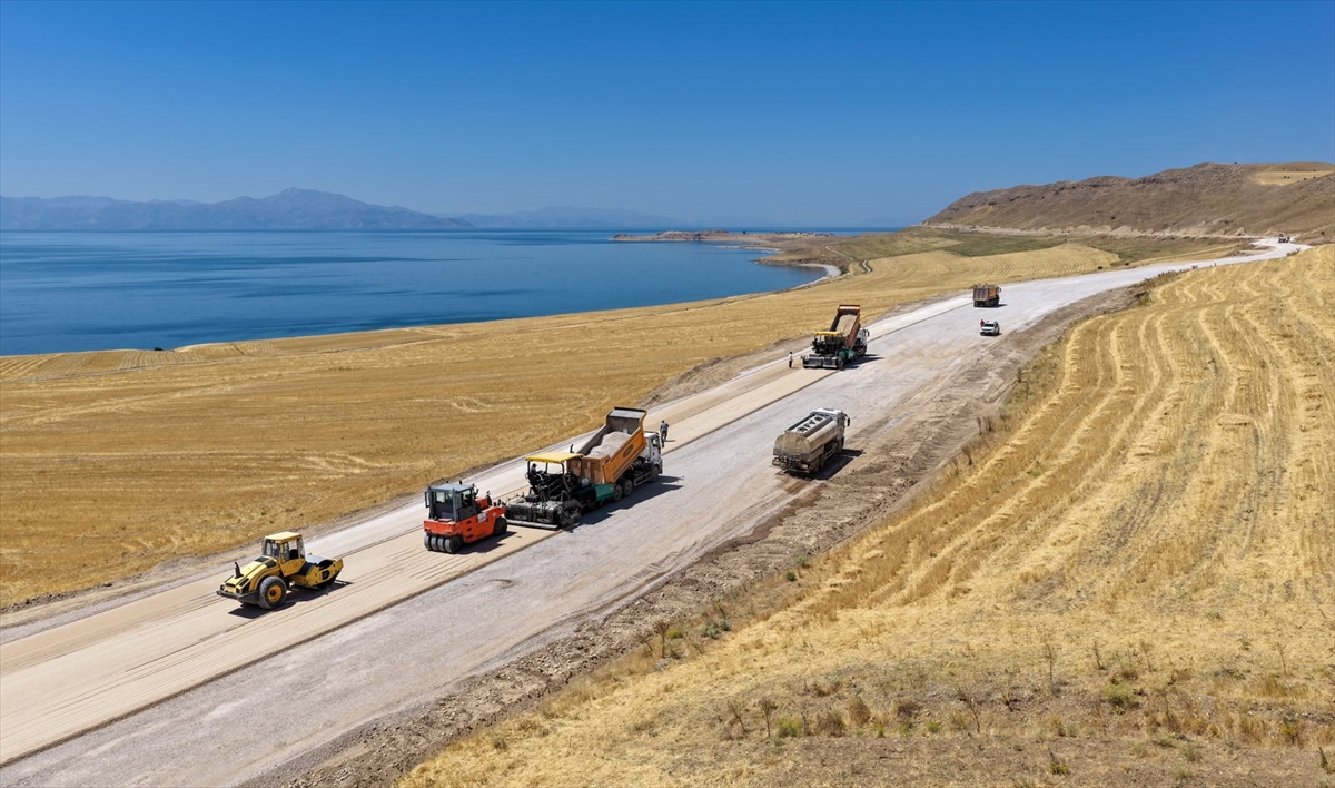 Van Gölü Sahil Yolu Projesi'nde çalışmalar hızla devam ediyor