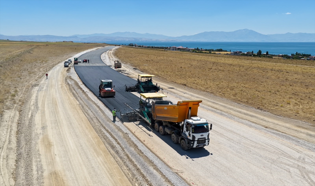 Van Gölü Sahil Yolu Projesi'nde çalışmalar hızla devam ediyor