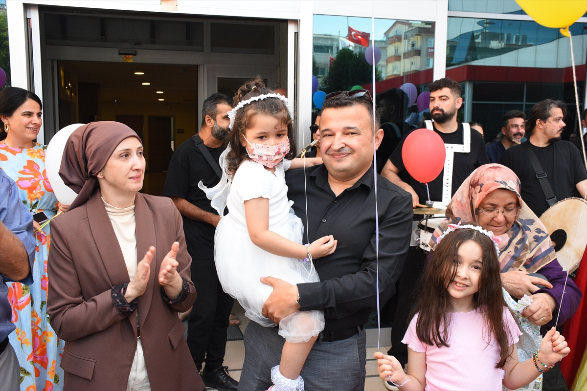 Lösemiyi yenen 5 yaşındaki Berra doğum gününde taburcu edildi