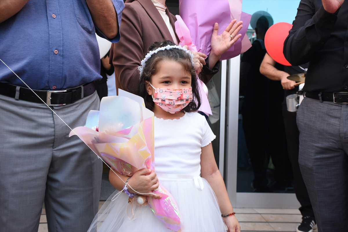 Lösemiyi yenen 5 yaşındaki Berra doğum gününde taburcu edildi