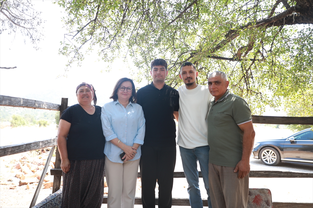 Başkan İlkay Akca, Tıp kazanan Ahmet Deniz'i tebrik etti