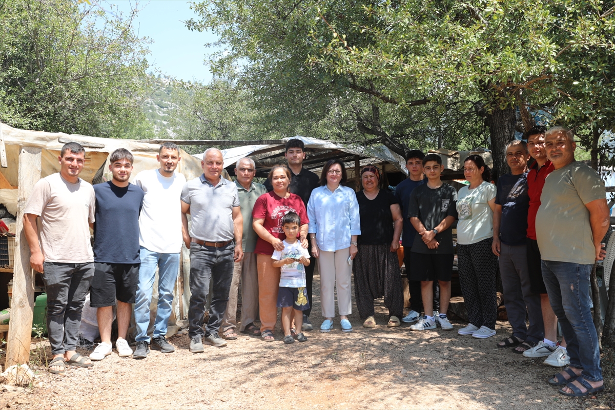 Başkan İlkay Akca, Tıp kazanan Ahmet Deniz'i tebrik etti