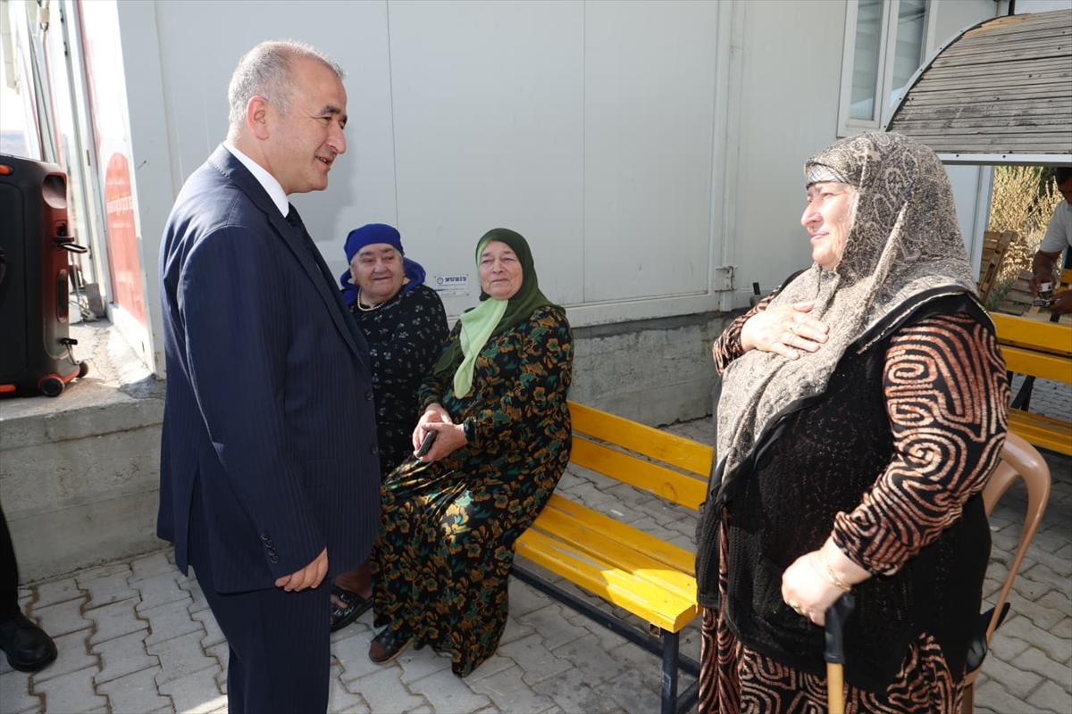 Vali Numan Hatipoğlu: 72 Ahıska Türkü aile Ahlat'a uğurlandı
