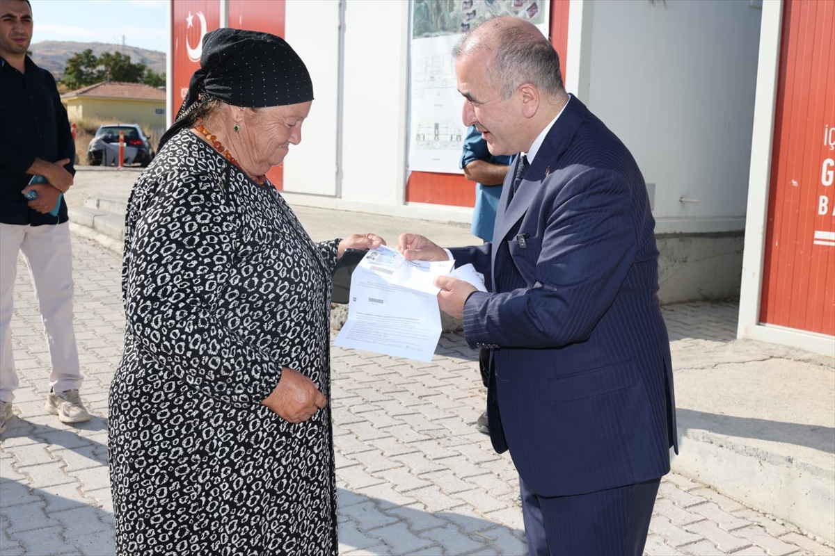 Vali Numan Hatipoğlu: 72 Ahıska Türkü aile Ahlat'a uğurlandı
