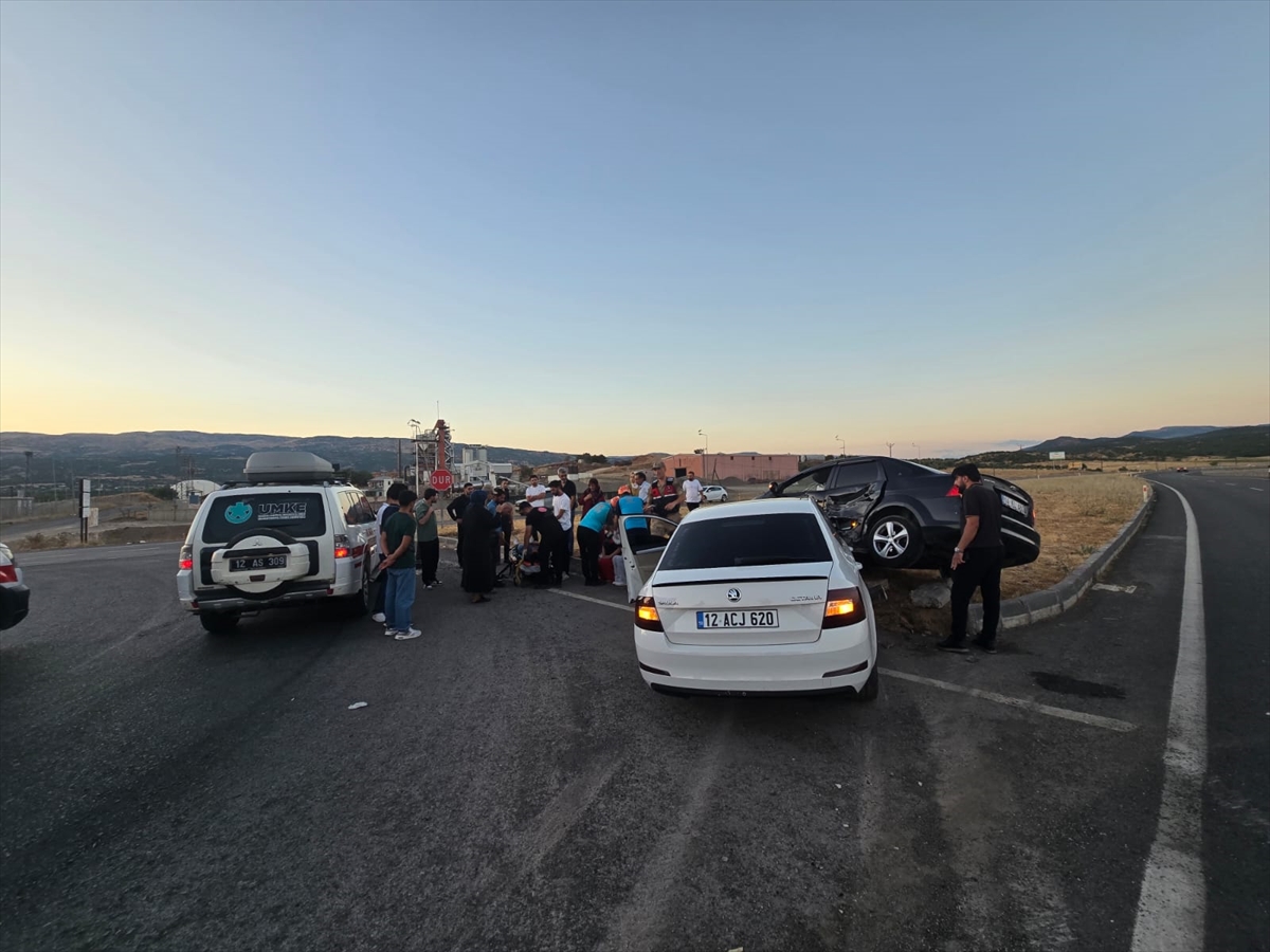 Bingöl'de trafik kazası: 3 yaralı hastaneye kaldırıldı