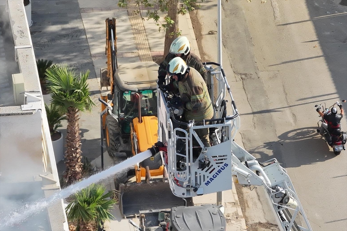 İzmir'de bankanın çatısında çıkan yangın söndürüldü