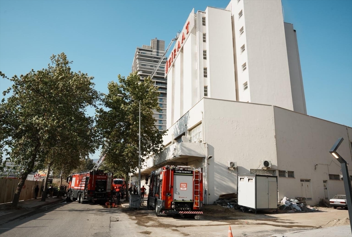 İzmir'de bankanın çatısında çıkan yangın söndürüldü