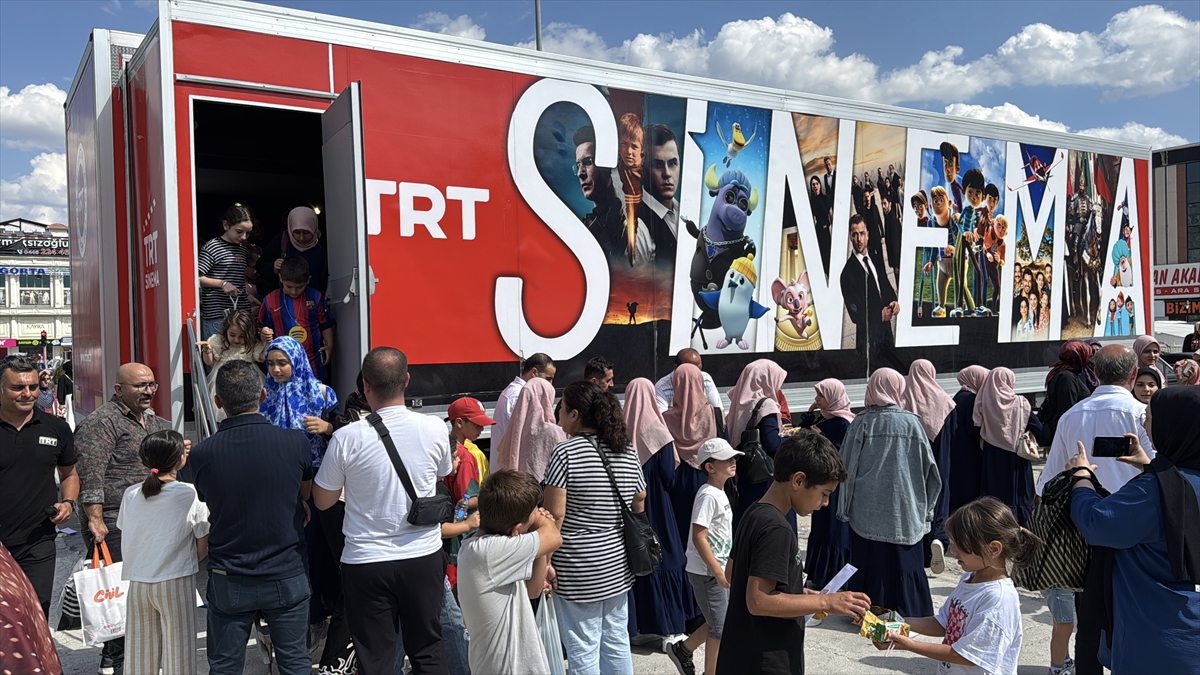 TRT Sinema Tırı Erzincan'da 3 bin çocuğa sinema keyfi yaşattı