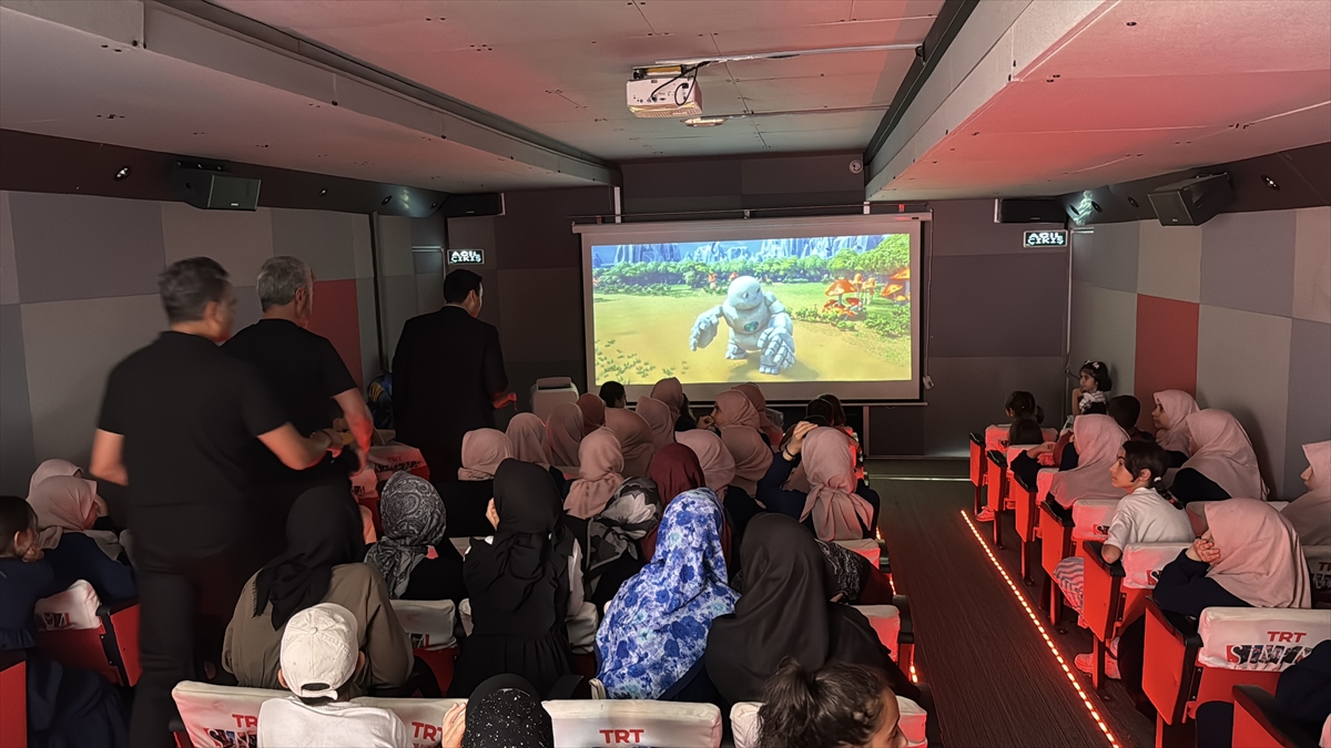 TRT Sinema Tırı Erzincan'da 3 bin çocuğa sinema keyfi yaşattı