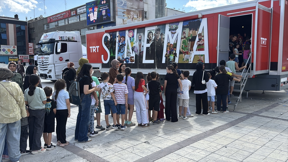 TRT Sinema Tırı Erzincan'da 3 bin çocuğa sinema keyfi yaşattı