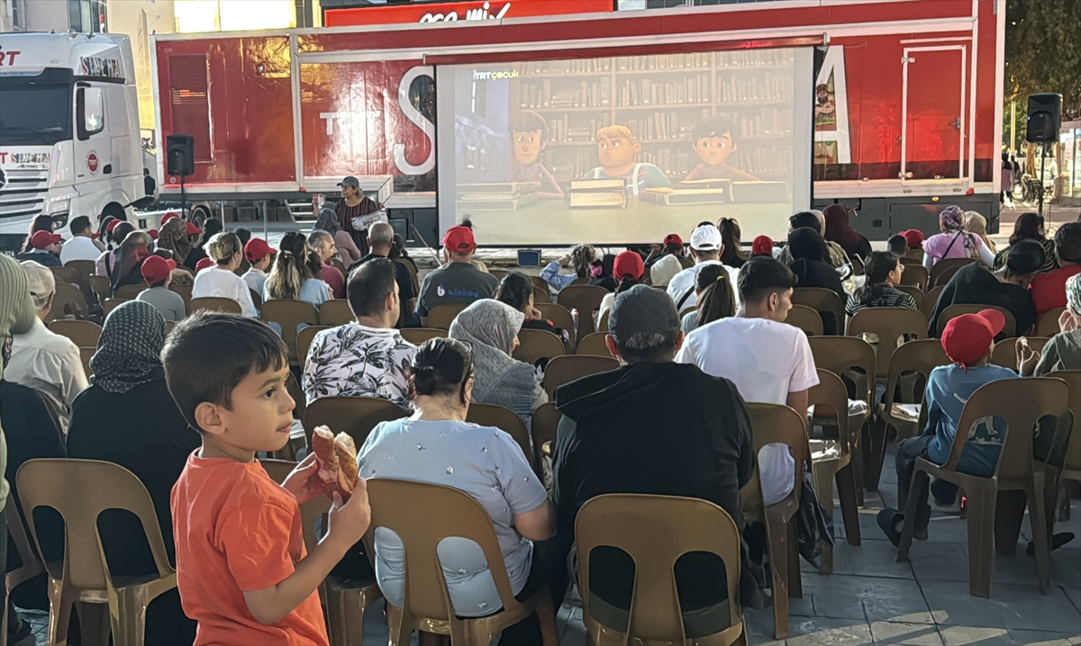 TRT Sinema Tırı Erzincan'da 3 bin çocuğa sinema keyfi yaşattı