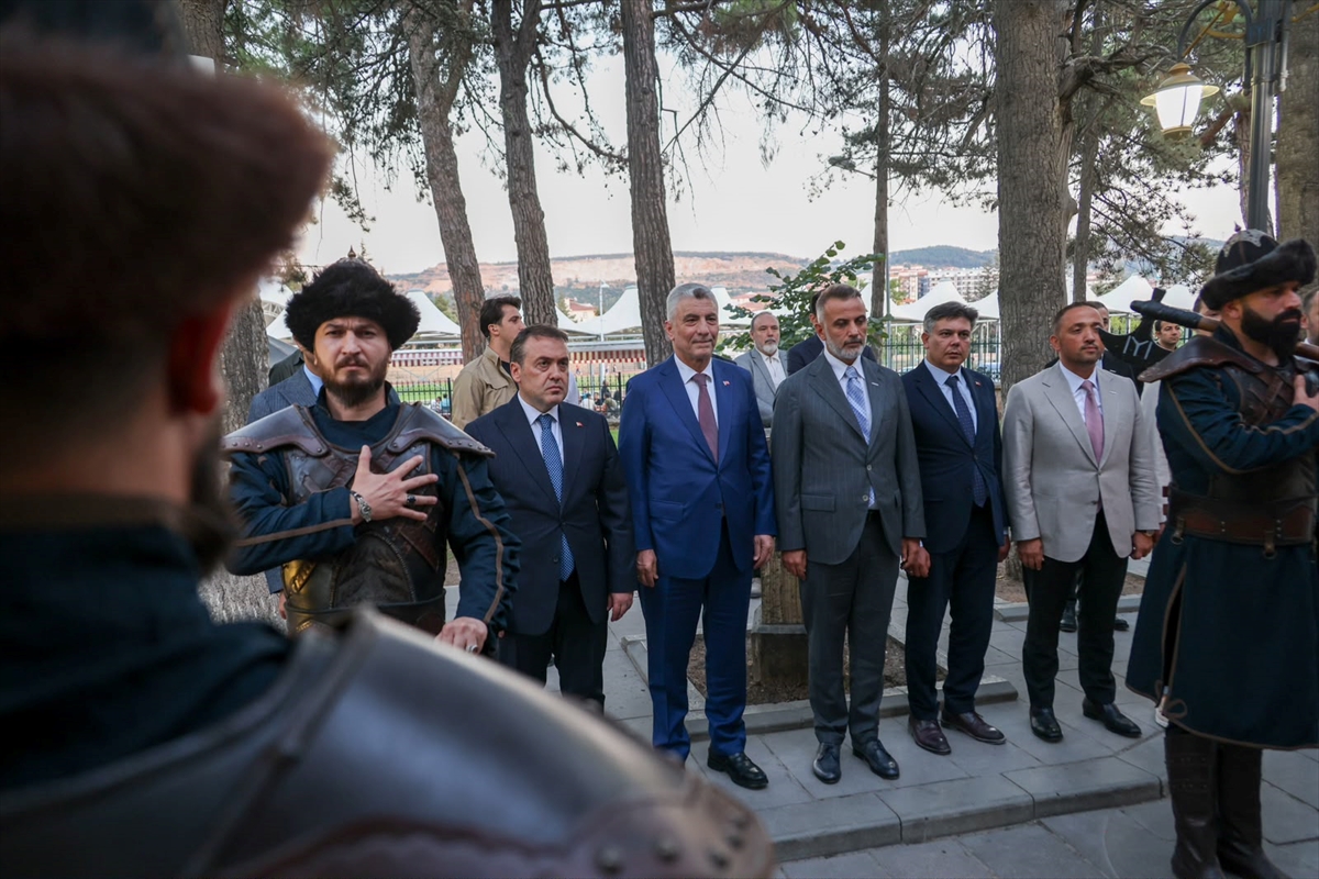 Ticaret Bakanı Bolat, Bilecik'teki Ertuğrul Gazi Türbesi'ni ziyaret etti