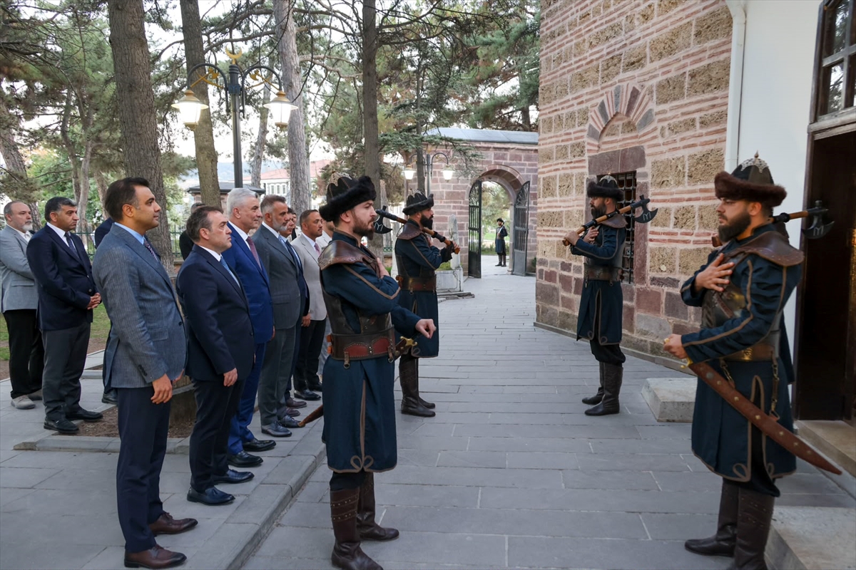 Ticaret Bakanı Bolat, Bilecik'teki Ertuğrul Gazi Türbesi'ni ziyaret etti