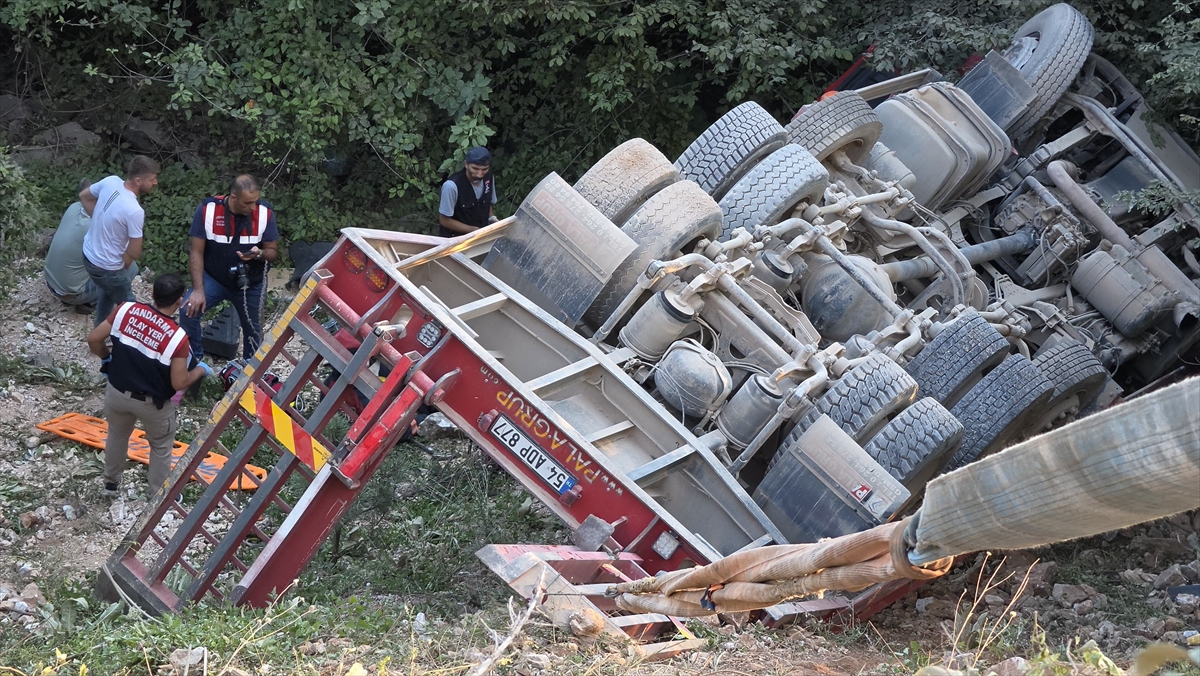 Sakarya Akyazı'da ağır yük aracı devrildi: Sürücü öldü