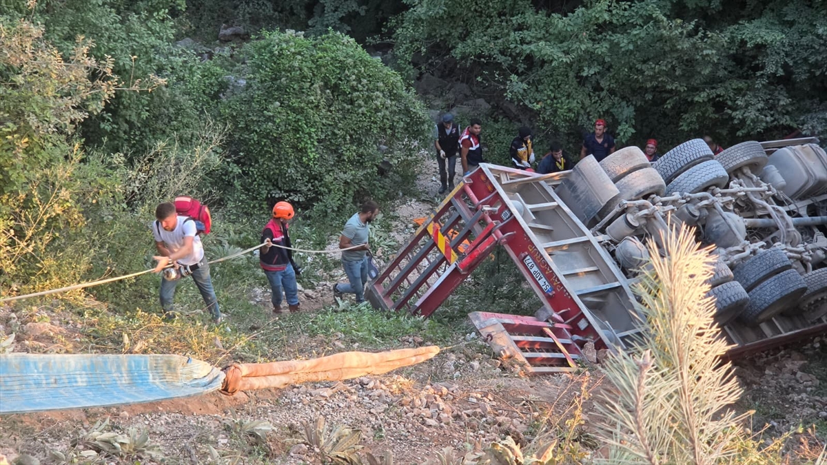 Sakarya Akyazı'da ağır yük aracı devrildi: Sürücü öldü