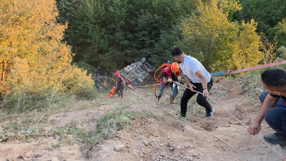 Sakarya Akyazı'da ağır yük aracı devrildi: Sürücü öldü