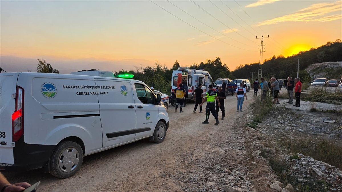 Sakarya Akyazı'da ağır yük aracı devrildi: Sürücü öldü