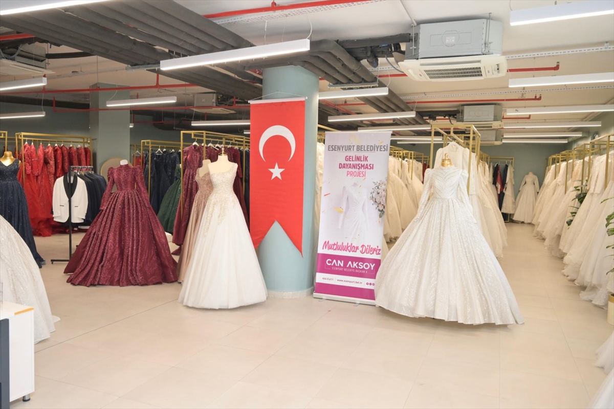Bağışlanan gelinlikler Esenyurtlu çiftlerin yüzünü güldürüyor