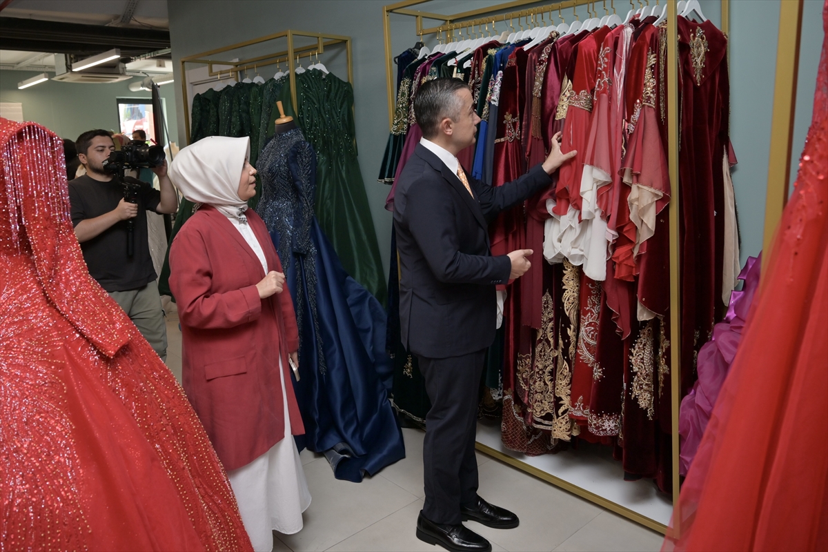 Bağışlanan gelinlikler Esenyurtlu çiftlerin yüzünü güldürüyor