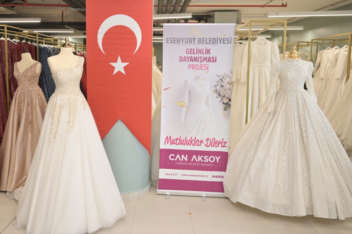 Bağışlanan gelinlikler Esenyurtlu çiftlerin yüzünü güldürüyor