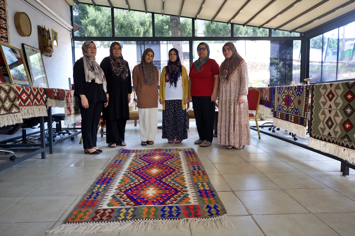 Osmaniye'de Kadınlar Kooperatifle Tescilli Kilim Dokuyor