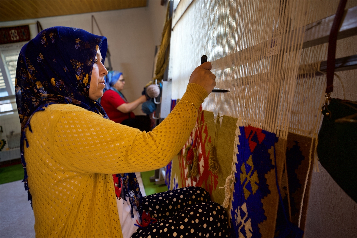 Osmaniye'de Kadınlar Kooperatifle Tescilli Kilim Dokuyor