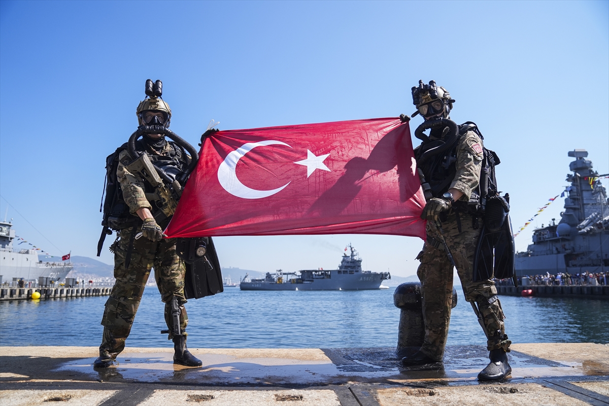 SAT ve SAS komandoları TEKNOFEST Mavi Vatan'da gösteri gerçekleştirdi
