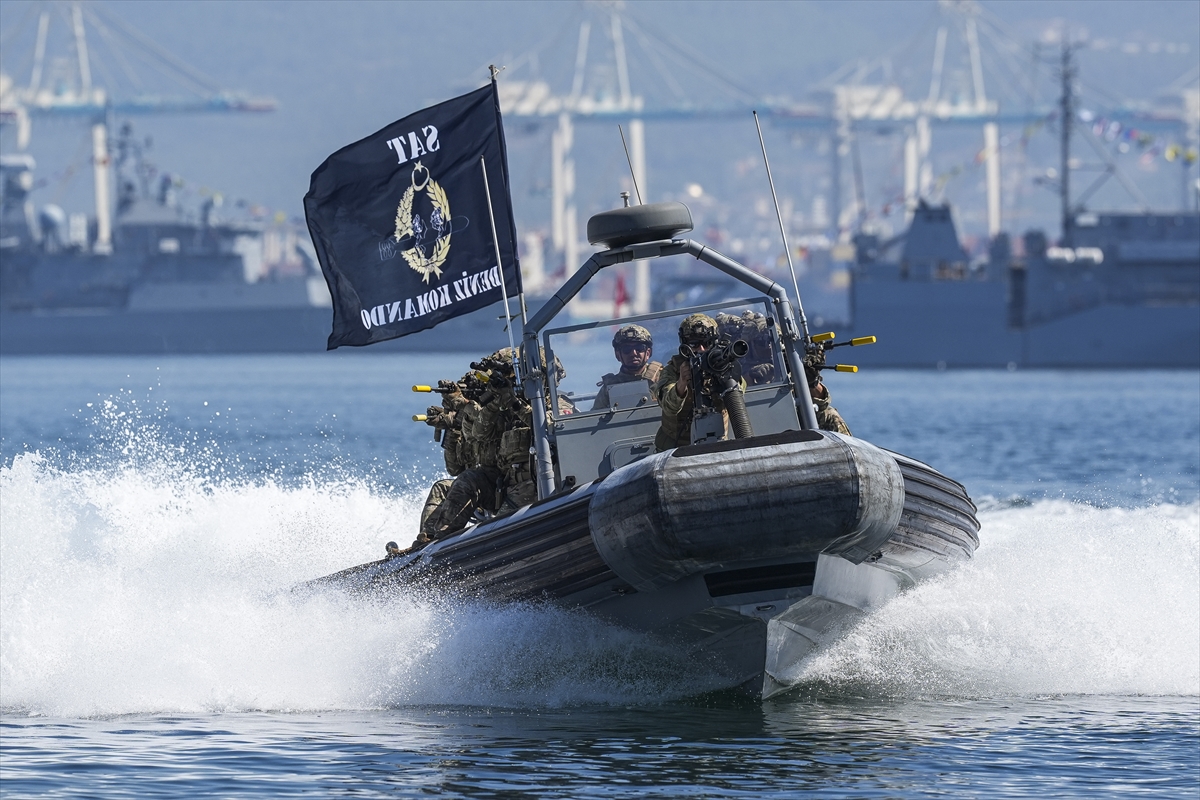 SAT ve SAS komandoları TEKNOFEST Mavi Vatan'da gösteri gerçekleştirdi