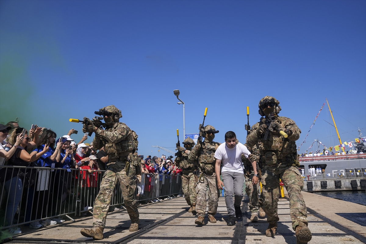 SAT ve SAS komandoları TEKNOFEST Mavi Vatan'da gösteri gerçekleştirdi