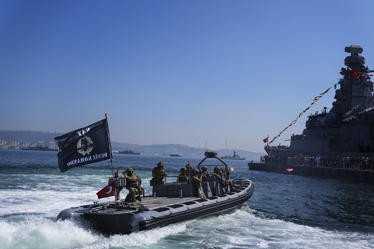 SAT ve SAS komandoları TEKNOFEST Mavi Vatan'da gösteri gerçekleştirdi