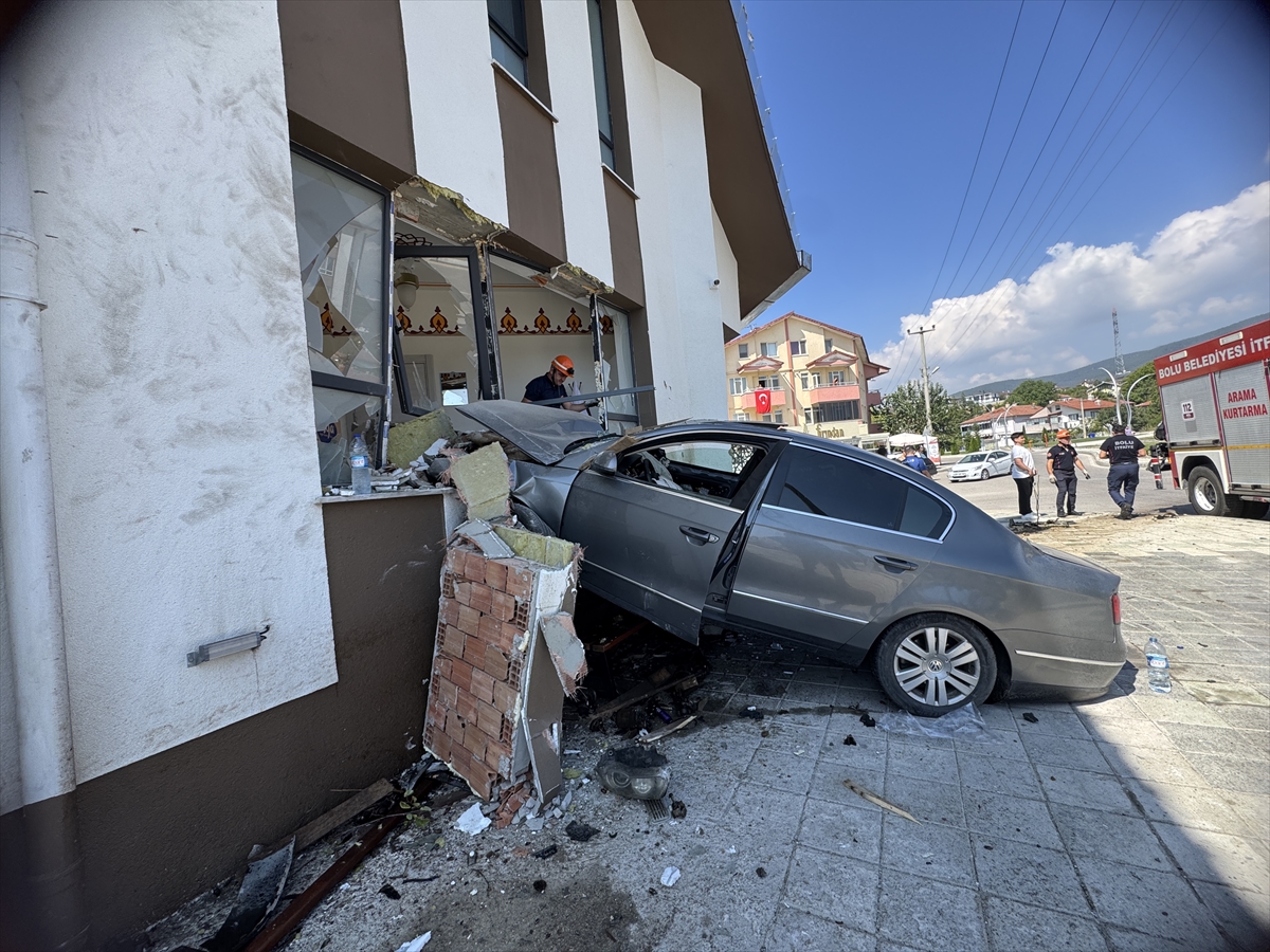 Bolu'da kaza: Otomobil cami duvarına çarptı, 2 yaralı