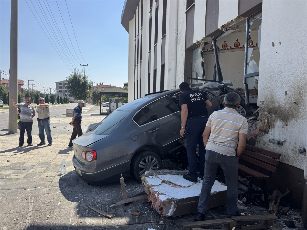 Bolu'da kaza: Otomobil cami duvarına çarptı, 2 yaralı