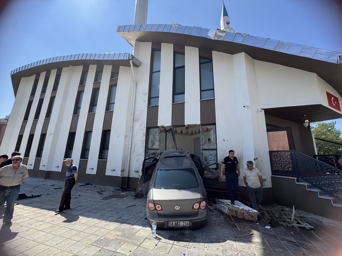 Bolu'da kaza: Otomobil cami duvarına çarptı, 2 yaralı