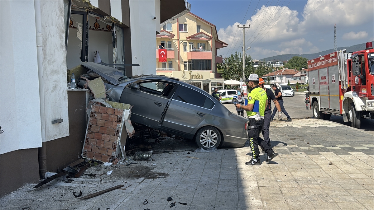 Bolu'da kaza: Otomobil cami duvarına çarptı, 2 yaralı