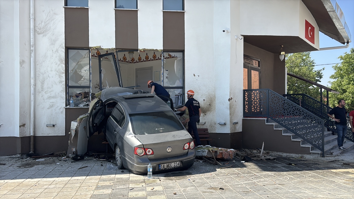 Bolu'da kaza: Otomobil cami duvarına çarptı, 2 yaralı