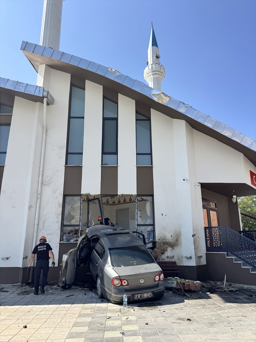 Bolu'da kaza: Otomobil cami duvarına çarptı, 2 yaralı
