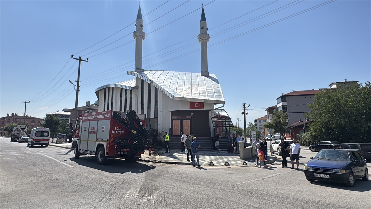 Bolu'da kaza: Otomobil cami duvarına çarptı, 2 yaralı