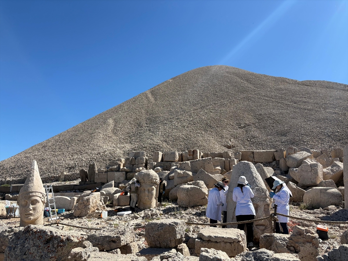 Bakan Ersoy: Nemrut Dağı'nda kapsamlı koruma sürüyor