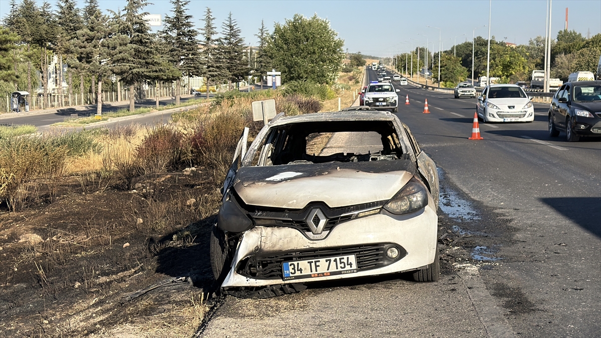 Eskişehir'de Seyir Halindeki Otomobil Yandı: 3 Yaralı
