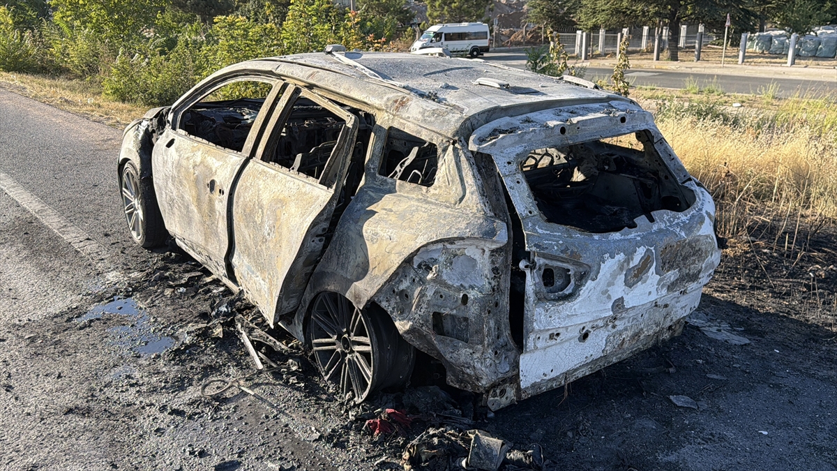 Eskişehir'de Seyir Halindeki Otomobil Yandı: 3 Yaralı
