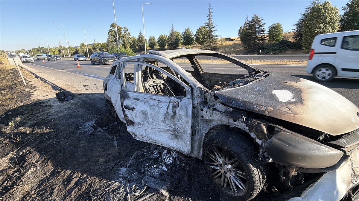 Eskişehir'de Seyir Halindeki Otomobil Yandı: 3 Yaralı